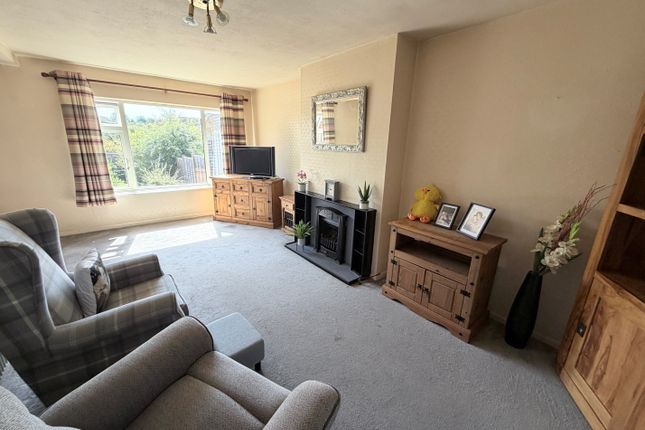 30 Outlands Drive, Hinckley photo 2
