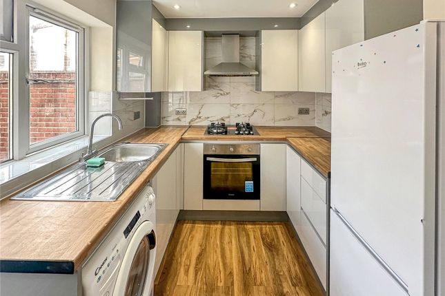 25, Rayners Close, Slough photo 3