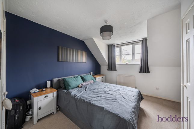 32, Monks Crescent, Addlestone photo 3