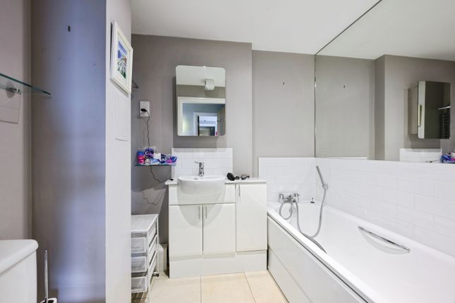 Flat 120, Aspects, 1, Throwley Way, Sutton photo 3