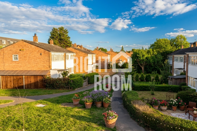 Room 1, 60 Priors Croft, Woking photo 5