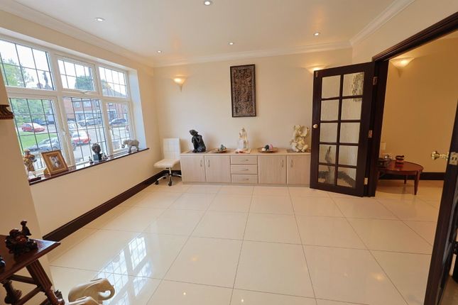 15, Langley Crescent, Edgware photo 2