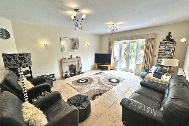 5, Moser Grove, Lymington photo 2