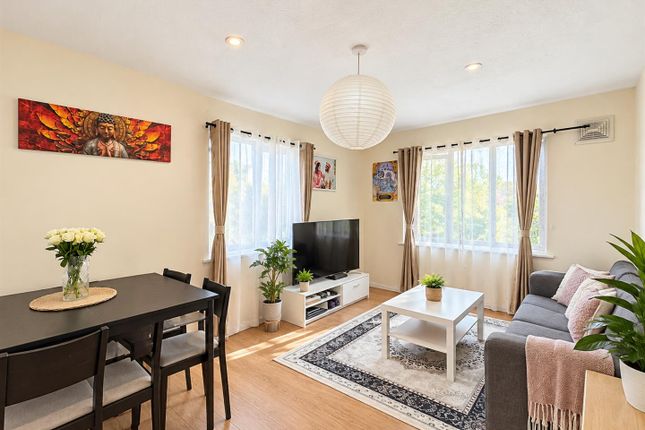 25, Marchside Close, Heston photo 4
