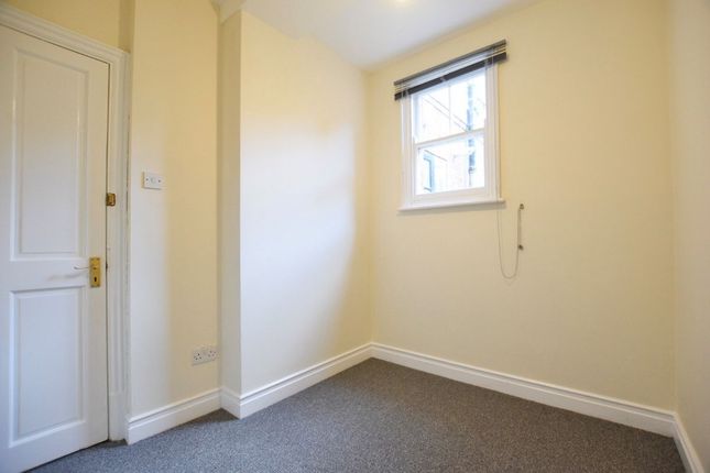 Flat for sale in Golfe Road, Ilford