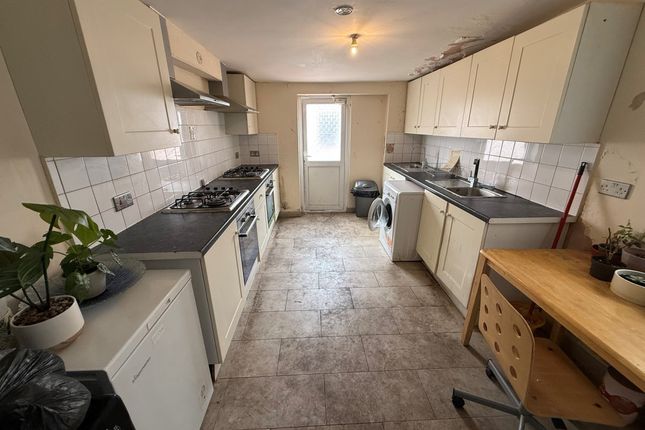 Room 3, 35, Grove Park Road, West Green photo 4