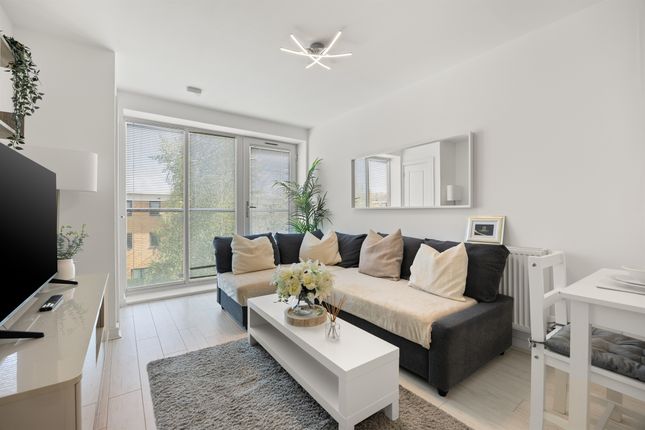 Flat 30, 10, Sovereign Walk, Horley photo 2