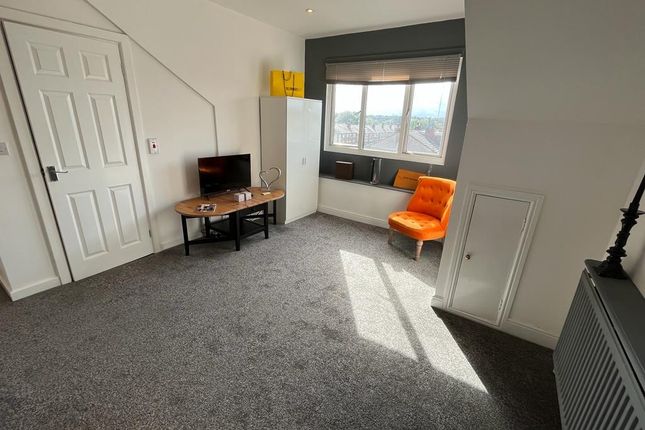 Room 5, 114 Austhorpe Road, Leeds photo 2