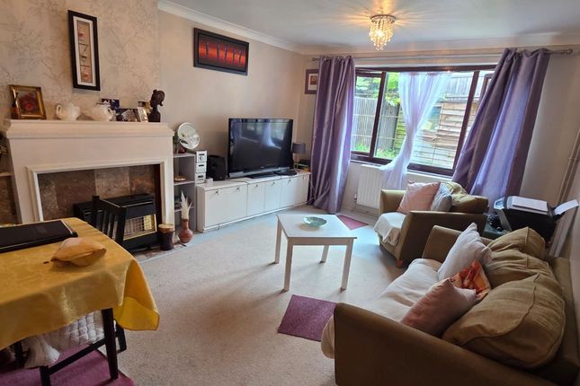 20, Paddock Close, London photo 2