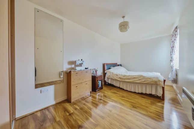 Flat for sale in Baroque Court, Prince Regent Road, Hounslow