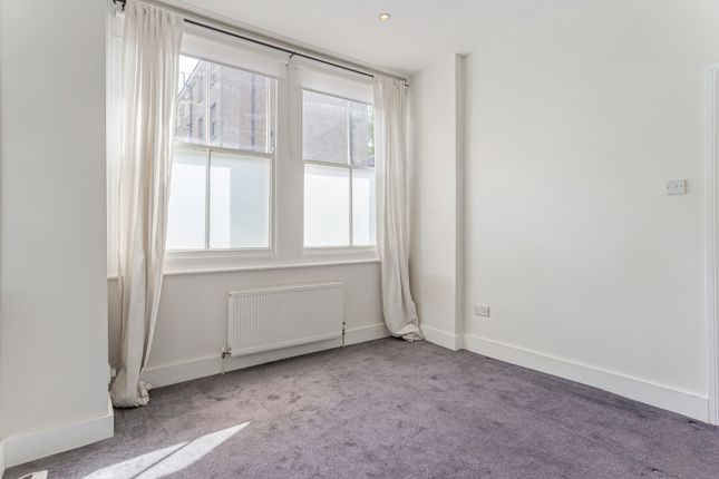 Flat to rent in Carson Road, London