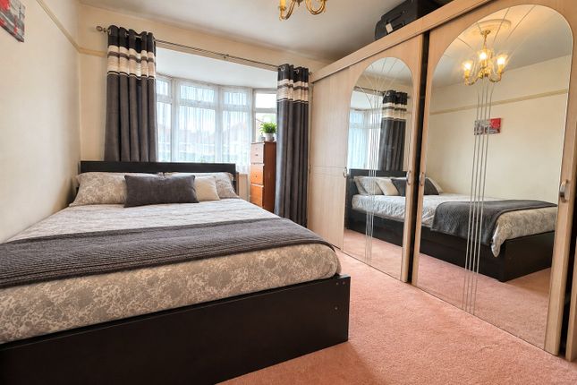 18, Willow Gardens, Greater London photo 4