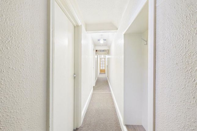 Flat 3, 25, The Square, Holsworthy photo 2