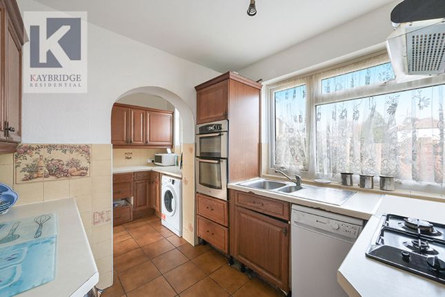 12 Esher Avenue, Sutton photo 4