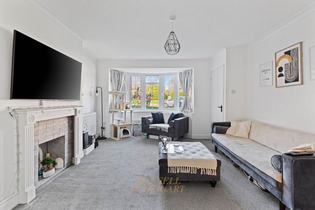 57 Lyndhurst Close, Crawley photo 3