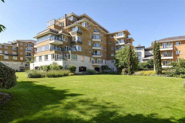 2-bed flat on 32 Earls House, 10, Strand Drive, Surrey, £725,000