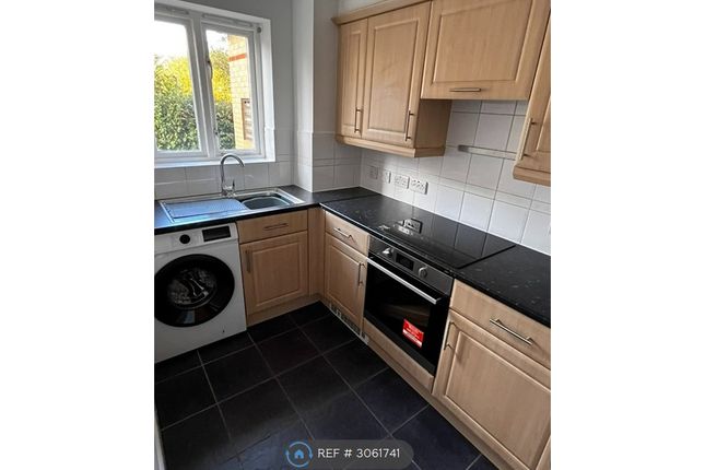 Flat, Heath Court Stanley Close, London photo 4