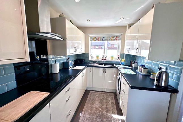111, Longfield Avenue, Huddersfield photo 3
