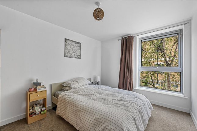 Flat 2, 27, Wheler Street, London photo 4
