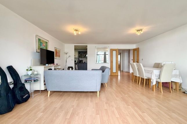 Flat 37, Western Beach Apartments, London photo 3