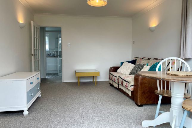 Flat to rent in The Riviera, Sandgate