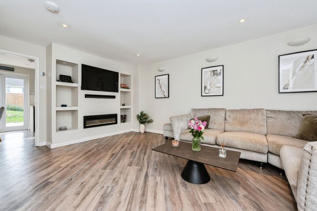 28, Moss Way, Kent photo 2