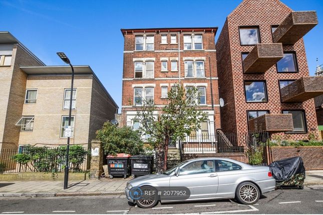 Flat to rent in Barretts Grove, London