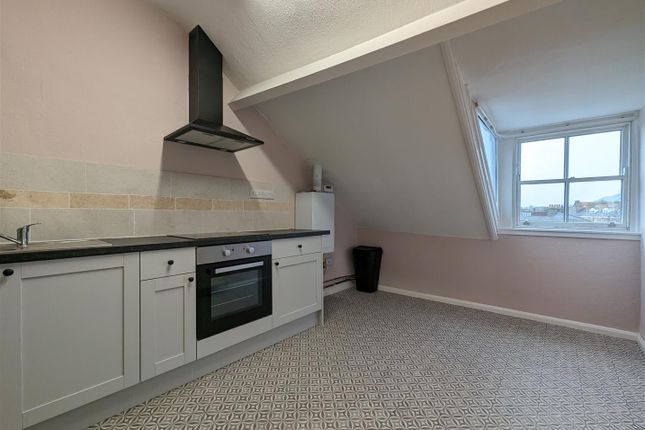 Flat to rent in Albemarle Crescent, Scarborough