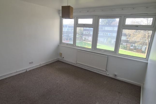 Flat to rent in Belvoir Close, London