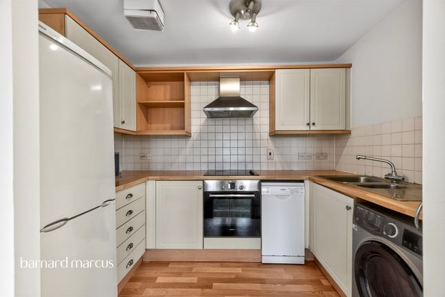 Flat 10, Harkness Court, Cleeve Way, Sutton photo 4