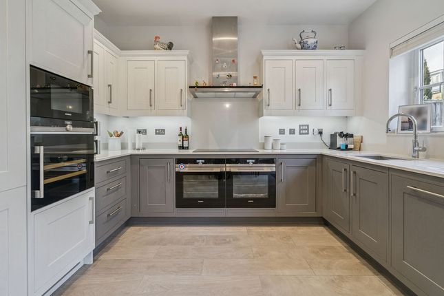 10, Portland Crescent, Marlow photo 3
