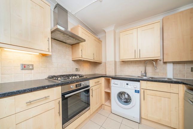 Flat 14, White Lodge, Castlebar Park, London photo 3