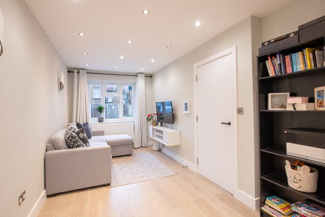 4, Flora Mews, London photo 4