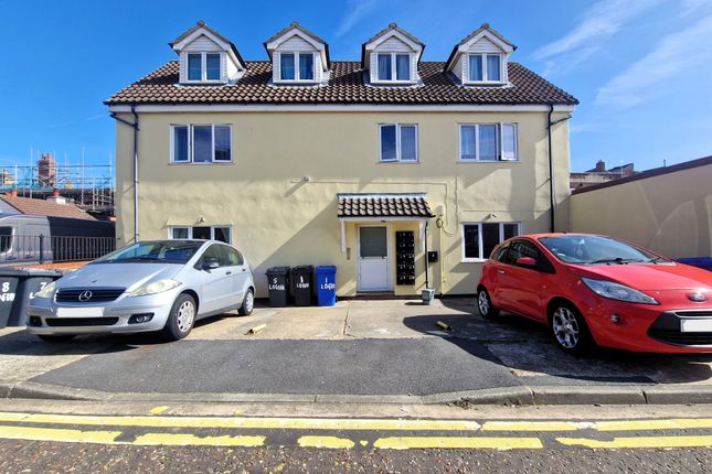 2-bed flat on Flat 6 Logun Court, Gun Lane, Lowestoft, £80,000