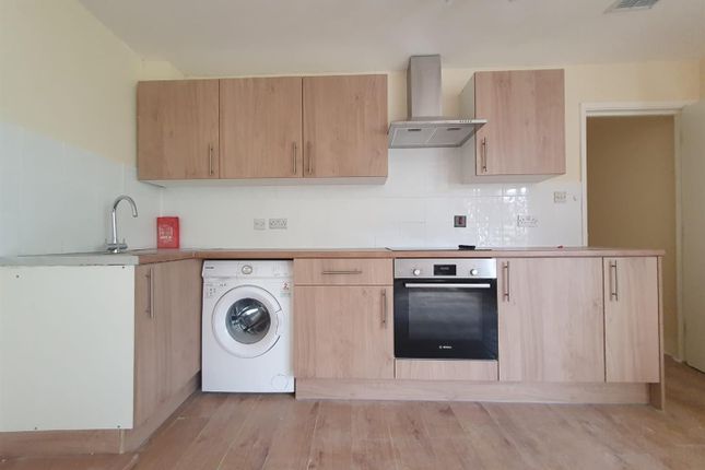 Thumbnail Flat to rent in South Street, Romford