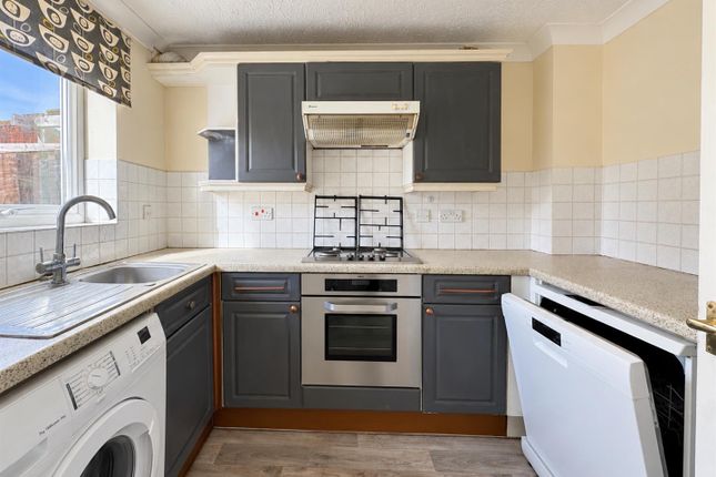 305, Dedworth Road, Windsor photo 2