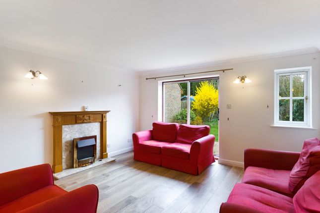 7, Pannells Close, Surrey photo 2