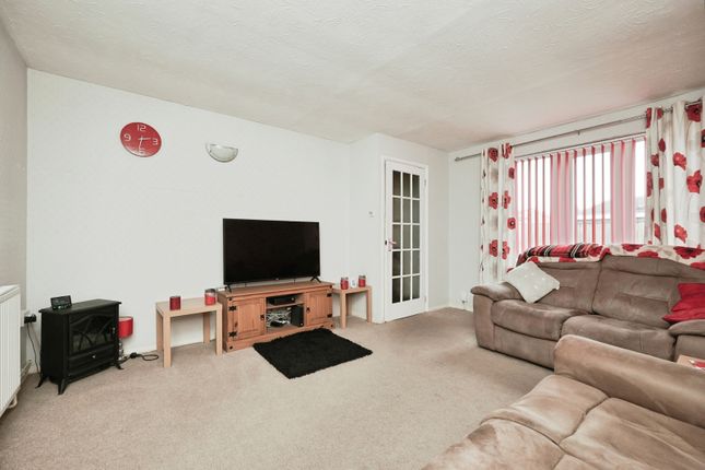 53, Pine Way, Kent photo 2
