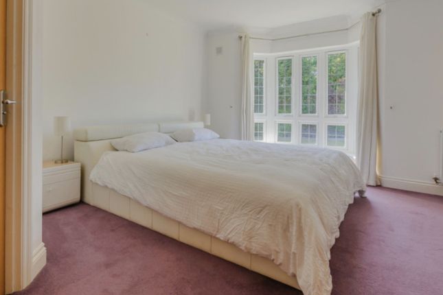 Flat to rent in Old Orchard, Shoppenhangers Road, Maidenhead