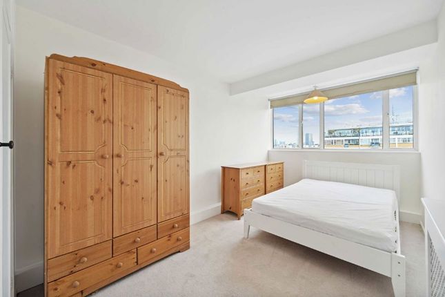 Flat 44, Chippendale House, Churchill Gardens, London photo 4