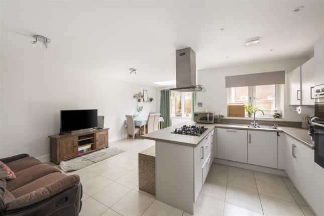 32, Luscombe Way, Horley photo 4