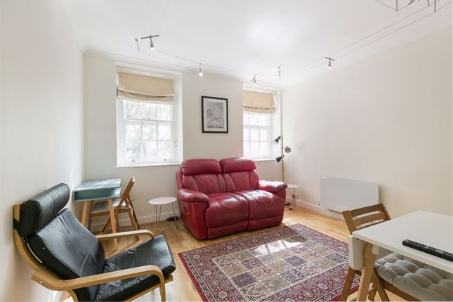 Flat to rent in Page Street, London