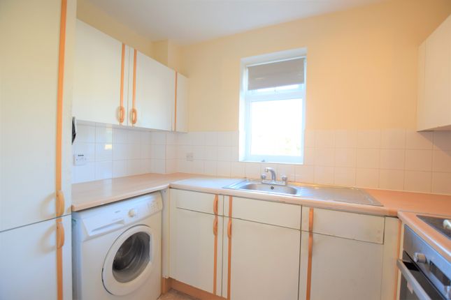 Flat to rent in Springfield Drive, Ilford