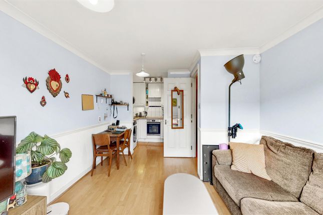 Flat to rent in Greencourt House, Mile End Road, Stepney Green