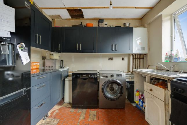 6, Thakeham Close, London photo 3