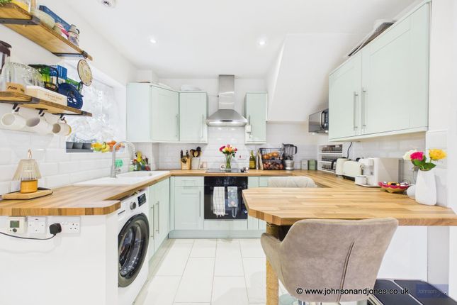 5, Cornhill Close, Addlestone photo 3