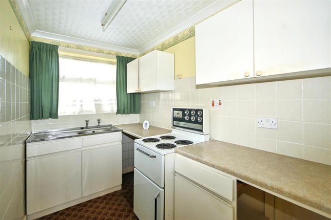 2, Biscay Avenue, Eastbourne photo 3