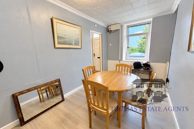 16, Lower Alma Place, Pentre photo 3
