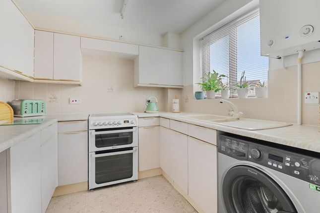 24 Bryony Gardens, Eastleigh photo 3