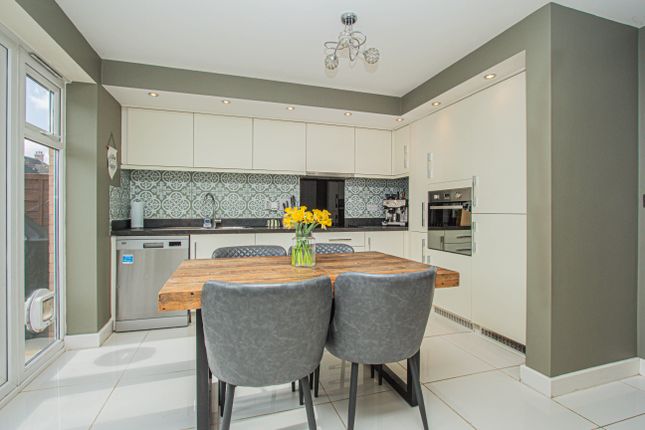 30, Harrington Road, Wellingborough photo 2
